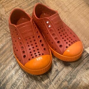 EUC Native toddler size 8 shoes clay with orange accents